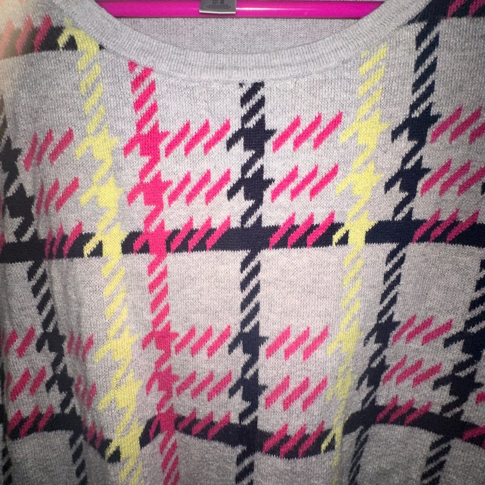 LARGE MATERNITY Plaid Patterned Gray Sweater. MUST BE BUNDLED - Picture 6 of 8